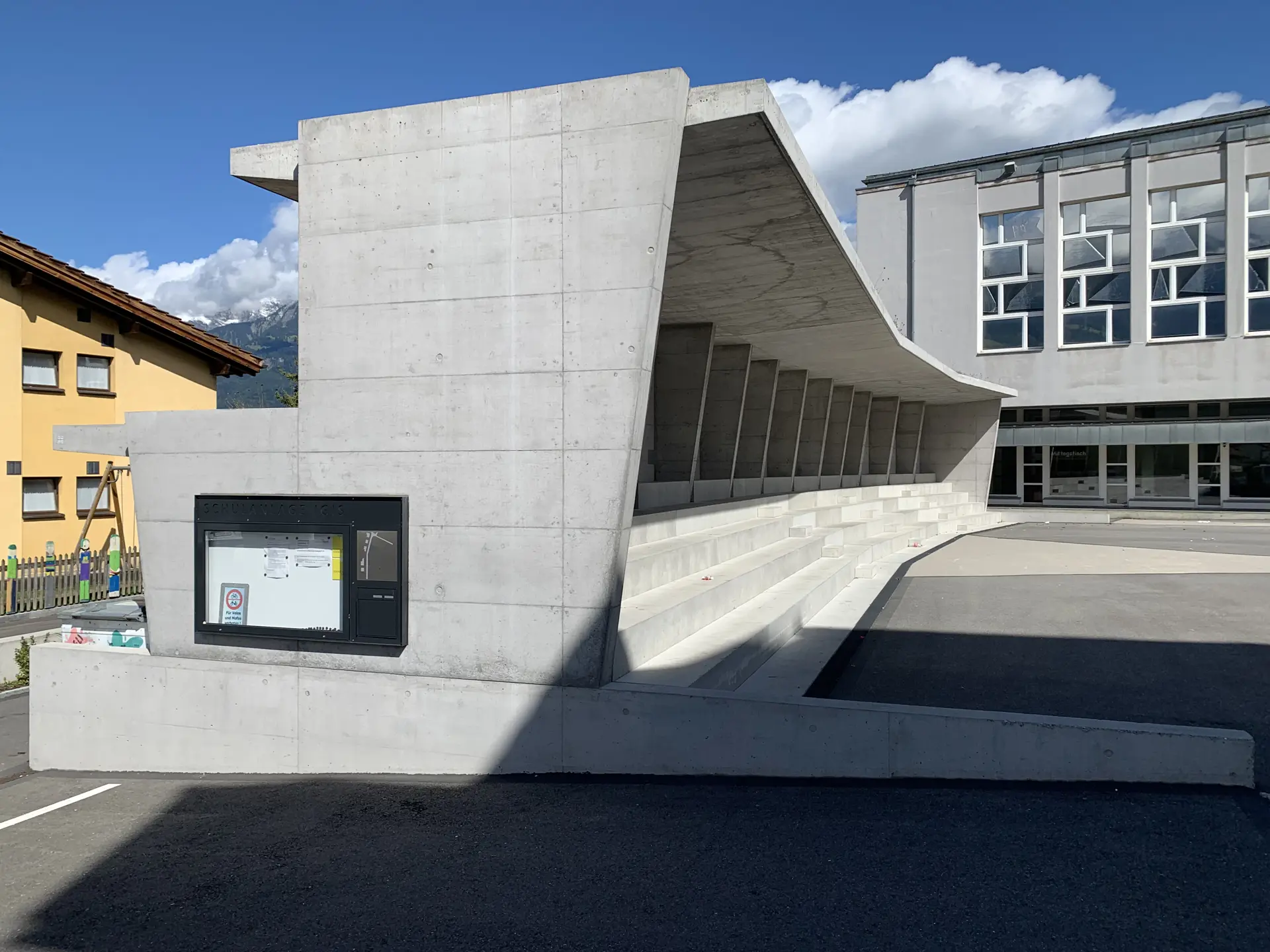 10_Neugestaltung Schulhausplatz Igsi mit Tribüne_Velounterstand